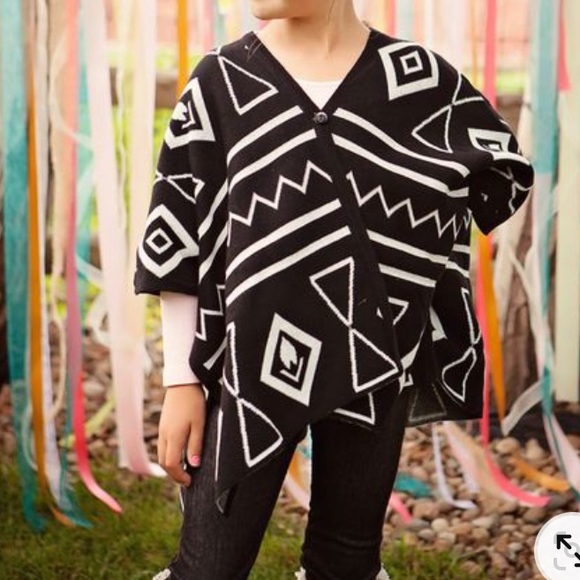 NWT Ryleigh Rue’s Girls Poncho Sweater - Picture 3 of 8